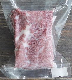 霜降り大トロ馬刺し50gをお客様にお届けした時と同じ状態。中身が見えるよう透明の素材で真空包装し冷凍した画像
