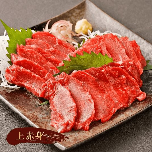 上赤身馬刺しをお皿に盛り付けた画像