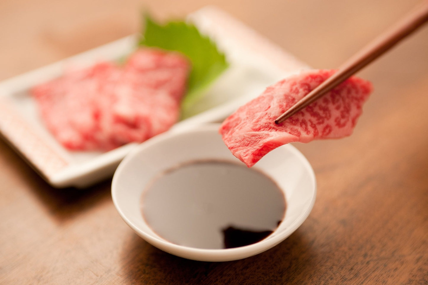 熊本馬刺し もっこすセット 箸で持ち上げた赤身 食べ方イメージ