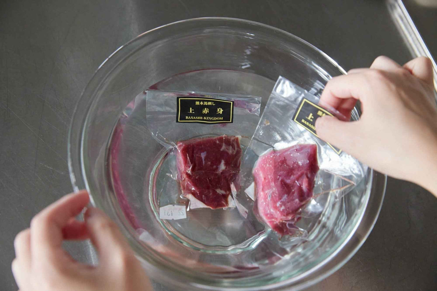 熊本馬刺し もっこすセット 冷凍馬刺しを氷水で解凍中の調理例
