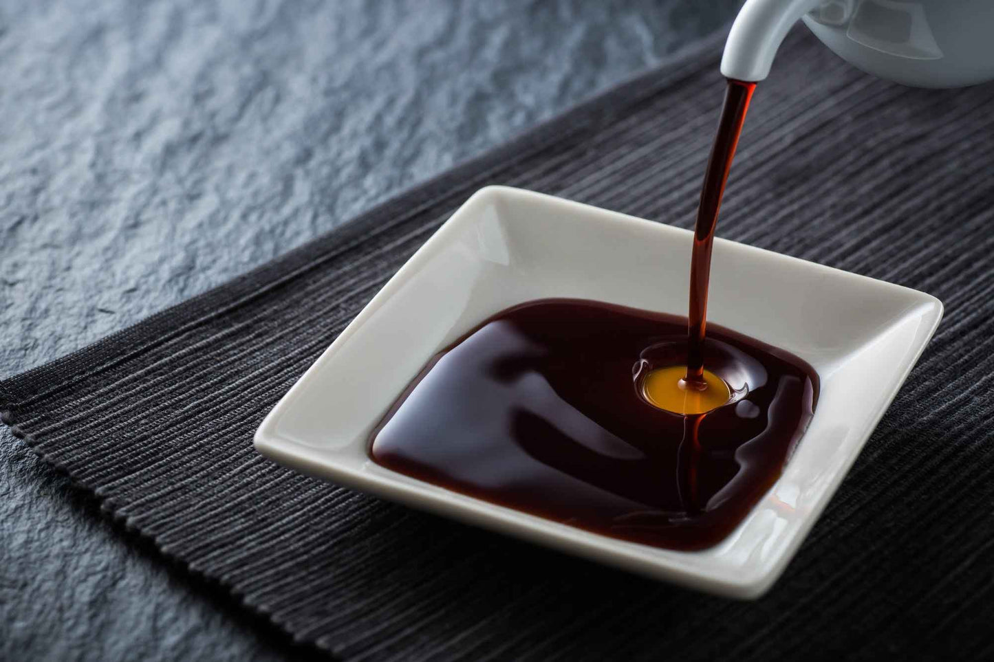 熊本馬刺し もっこすセット 専用醤油を小皿に入れ浸けながら食べていただきたいイメージ画像
