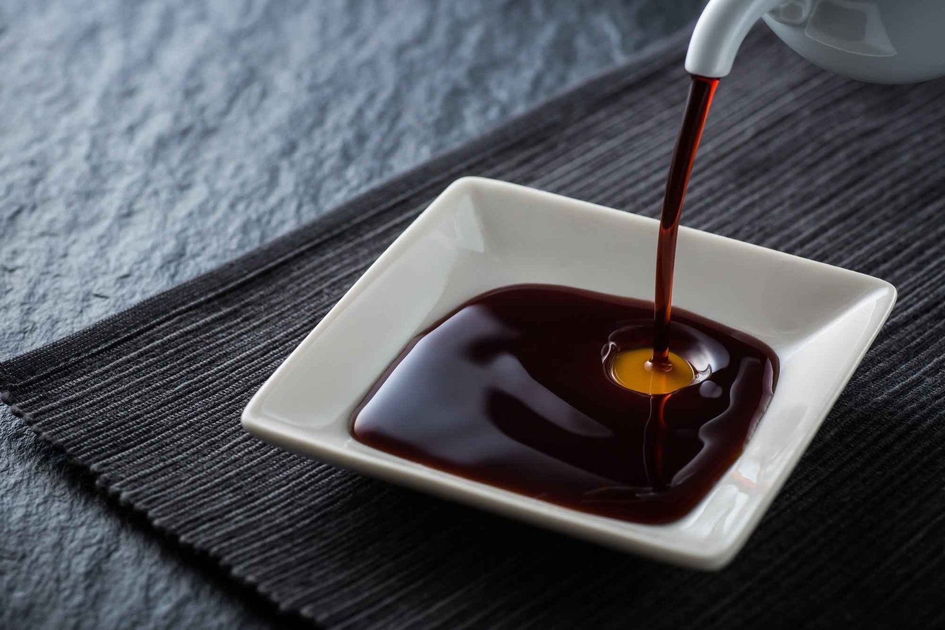 熊本馬刺し もっこすセット 専用醤油を小皿に入れ浸けながら食べていただきたいイメージ画像
